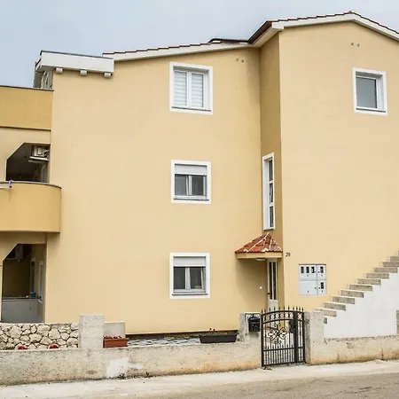 Apartman Nina شقة